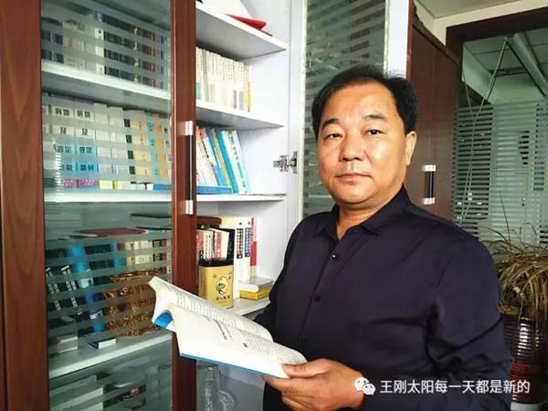 “青春在创业中闪光，人生在奉献中升华”，这对于最具亲和力和人格魅力的周学琦律师来说可谓真实写照。年近50岁的他，在28年的律师执业生涯中一贯模范遵守律师职业道德和执业纪律，办案时严格坚持以事实为依据，