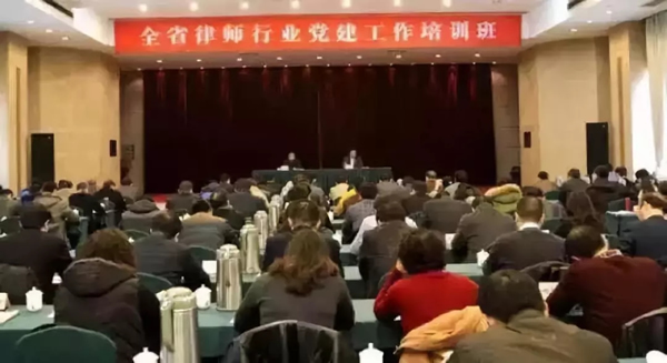 “我志愿加入中国共产党，拥护党的纲领，遵守党的章程，履行党员义务，执行党的决定，严守党的纪律，保守党的秘密，对党忠诚，积极工作，为共产主义奋斗终身，随时准备为党和人民牺牲一切，永不叛党。”