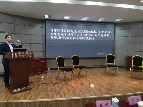 (图为青年律师代表王刚刚)