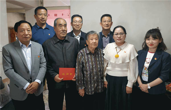 落其实者思其树，饮其流者怀其源。为进一步推动党史学习教育走深走实，结合开展“我为群众办实事”实践活动，5月24日，甘肃省司法厅办公室党支部与皋兰路街道党工委、榆中街社区党委联合开展“慰问革命老兵追忆峥