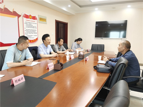 6月16日上午，陕西省律师协会会员（业务）部部长龙瑞东来甘肃省律师协会访问交流，甘肃省律师协会会长赵耀，省律师行业党委专职副书记年发苗以及省律协秘书处工作人员陪同交流。