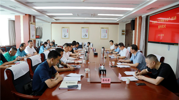 8月5日，甘肃省司法厅、甘肃省工商联、甘肃省律师协会共同举行省属律师事务所和省属商会“万所联万会”活动签约仪式，开启全省律师事务所与工商联及所属商会合作共建模式，形成服务民营企业的工作合力，促进民营经