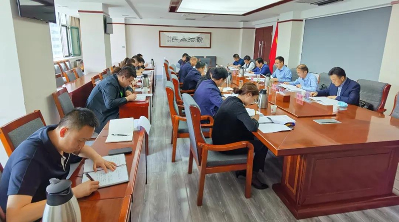 本网讯5月12日，甘肃省司法厅召开厅律师、公证和司法鉴定行业突出问题专项治理工作组会议。厅党委委员、副厅长、行业突出问题专项治理工作组组长韩世峰主持会议并讲话。会议传达学习了全