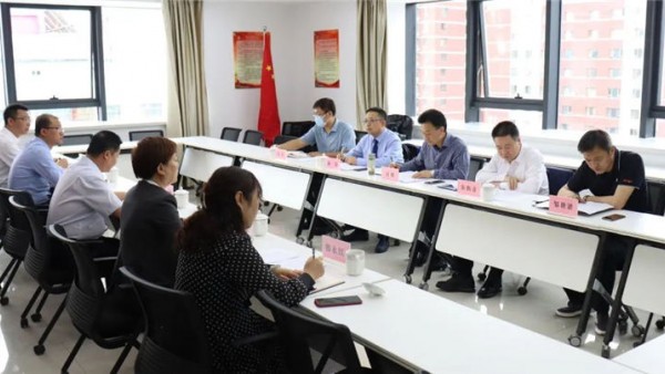 5月27日，省律师协会会长赵耀赴兰州市调研律师工作。省律师协会秘书长朱鹏彦，副秘书长秦晨、邹世语，兰州市律师协会会长陈灿，副会长李彩萍、银波、赵和康，秘书长韩永红陪同调研。调研北京市炜衡（兰州）律师事