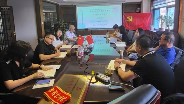 在中国共产党成立103周年来临之际，为进一步增强党员律师的凝聚力、向心力和战斗力，2024年6月27日甘肃金中浩律师事务所、甘肃金致诚律师事务所党支部联合举办“庆七一颂党恩铸党魂讲党课”主题党日活动。