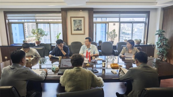 9月19日，省律协直属分会党总支召开会议，传达学习习近平总书记视察甘肃重要讲话和指示精神、开展党的二十届三中全会精神专题交流研讨。甘肃省律师协会直属分会党总支书记、会长周文杰主持会议并讲话。