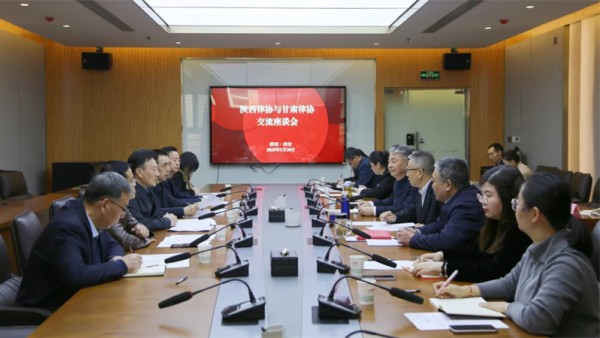 近日，甘肃省律师协会会长赵耀一行前往陕西省律师协会和贸仲丝绸之路仲裁中心进行交流座谈。省律协副会长王金贵、王祖国、刘吉颖、杨永明参加了交流座谈。在陕西省律师协会座谈交流时，中华全国律师协会副会长、陕西