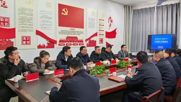 为规范全市律师会见工作，依法保障律师会见等执业权利，12月12日下午，庆阳市公安局西峰分局、西峰区人民检察院、庆阳市律师协会召开“强化协作共建 凝聚法治合力”公检律工作联席会，西峰公安分局副局长邵恩平..