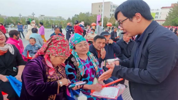 一面面锦旗饱含深情与赞誉，一份份荣誉折射担当与奉献。为全面展示全市司法行政系统深入贯彻落实习近平新时代中国特色社会主义思想，在推进“一个统抓、五大职能”工作中“争先进位、争创一流”的成果和业绩，酒泉市司法局将陆续推出“锦旗与荣誉背后的故事”系列栏目。