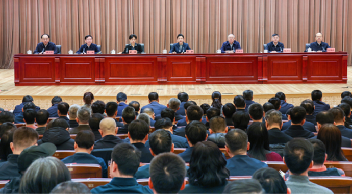 1月19日，司法部召开全国司法厅（局）长会议。会议强调，要深入学习贯彻习近平法治思想，贯彻落实中央全面依法治国工作会议、中央政法工作会议部署，实干笃行，担当作为，围绕服务党和国家工作大局加力提升司法行政工作质效，为实现“十五五”良好开局提供有力法治服务和保障。