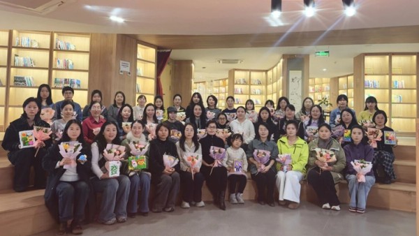 春风拂槛，芳华正好。在第116个“三八”国际劳动妇女节来临之际，庆阳市律师协会、律师行业妇联举办“于琴林雅集，赴一场书香与芳华的约会”主题读书分享会，全市女律师暂别案头法理，以书为媒、以手作寄情，在书