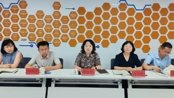 为加强检律协作，构建良性互动法律职业共同体，切实保障律师执业权利，6月17日上午，庆阳市人民检察院党组成员、副检察长陈春芳，市检察院检委会专职委员、第八检察部负责人赵玉静，市司法局律师工作科科长、市律师行业党委副书记任招斌，西峰区人民检察院党组成员、副检察长褚鹏程及市、区检察院相关业务部门负责人与庆阳市律师协会召开检律协作座谈会。