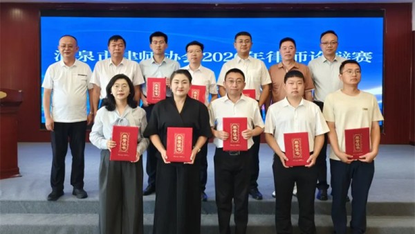 8月8日，由酒泉市律师协会主办的“2026年律师论辩赛”圆满落幕。从初赛中脱颖而出的优秀青年律师们汇聚一堂，展开了一场高水平的思辨对决，本次赛事将复赛与决赛合并进行，赛况更加激烈，也更考验辩手们的实力和底气。